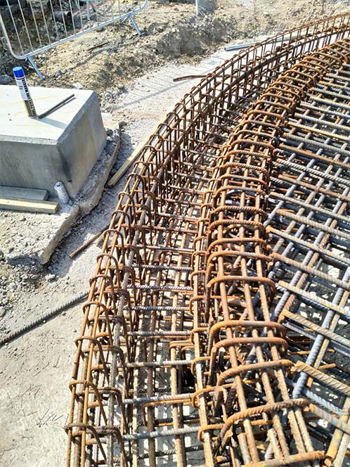 Complex steel fixing pattern for a drainage system